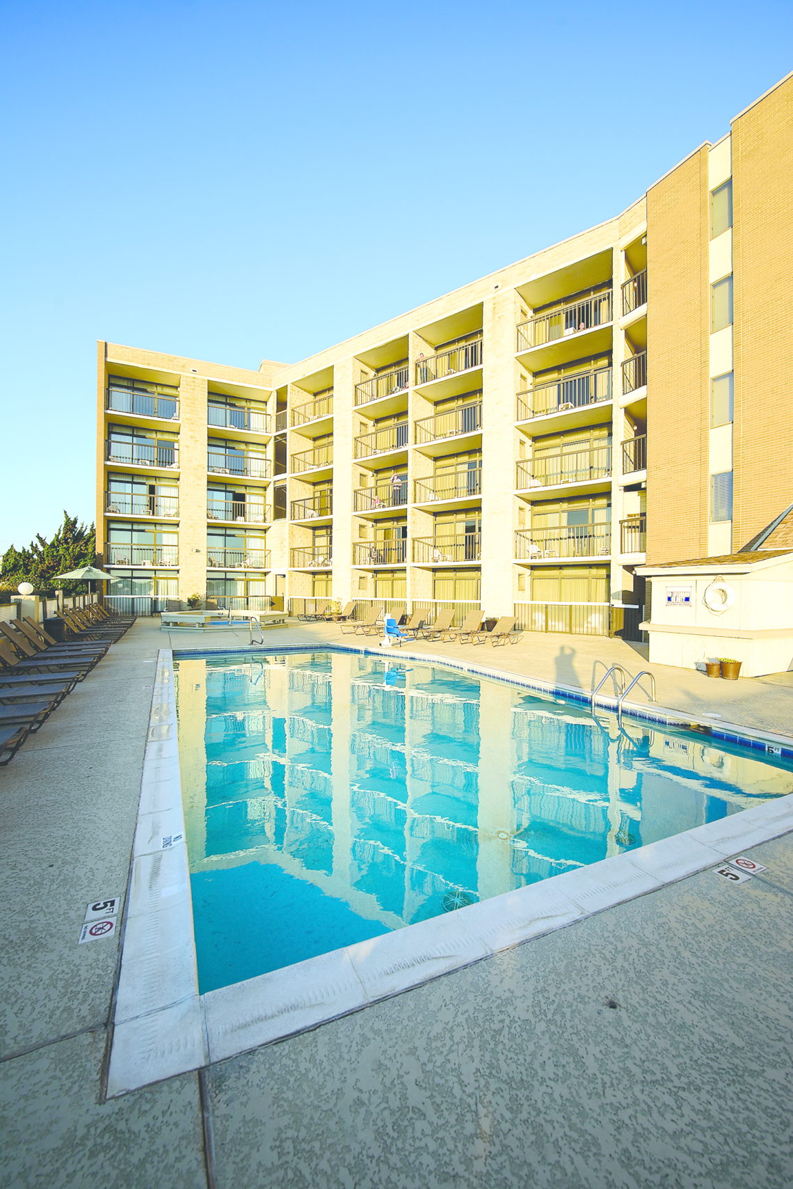 Best Western Ocean Reef Suites poolside