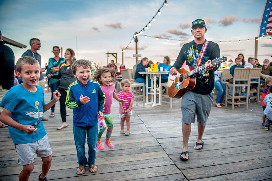 Fish Heads Bar and Grill live music and a spontaneous dance party