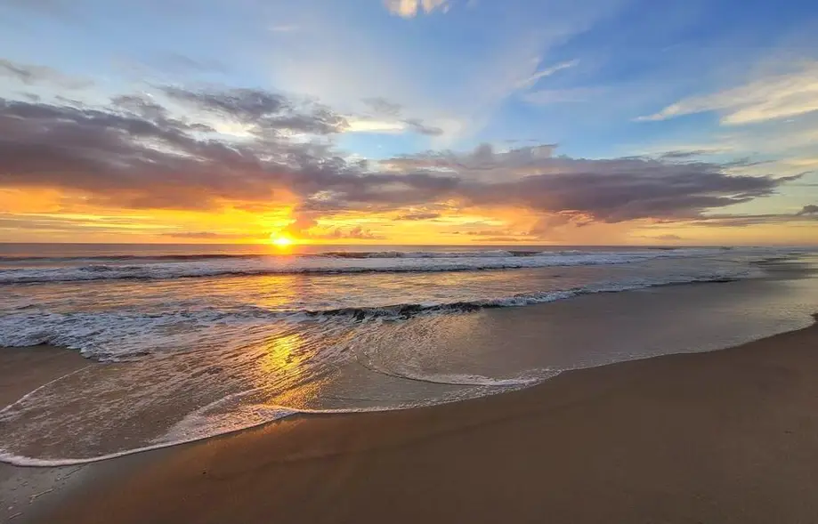 Bright and sunny family friendly cottage, 2 minutes to beach, Sound view sunsets