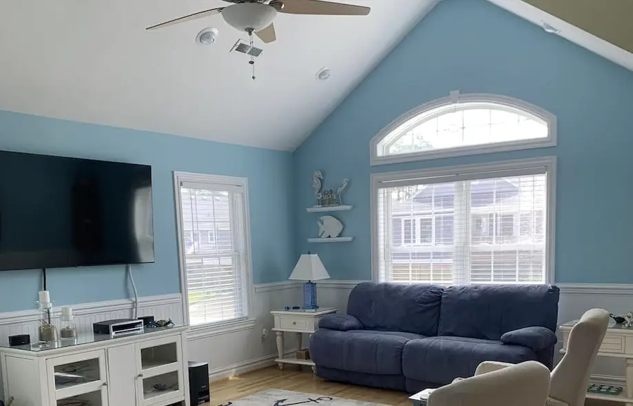 Bright and sunny family friendly cottage, 2 minutes to beach, Sound view sunsets