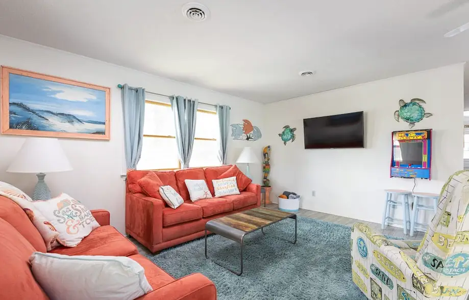 3min Walk to Beach! Hot tub, Yard & Near Shops