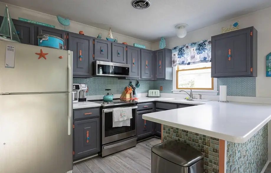 3min Walk to Beach! Hot tub, Yard & Near Shops