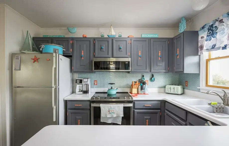 3min Walk to Beach! Hot tub, Yard & Near Shops