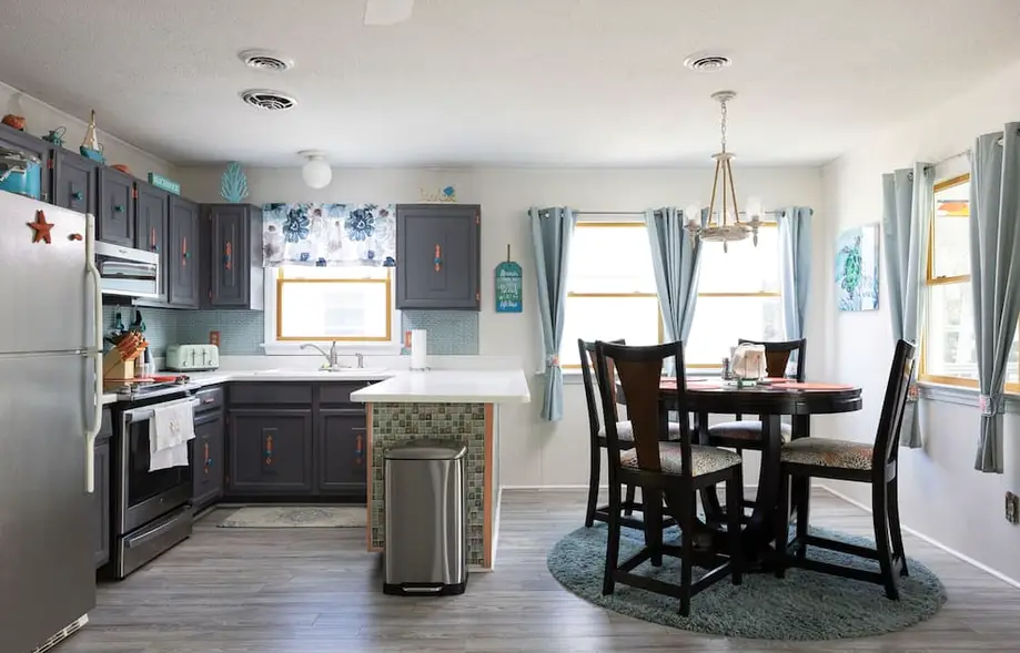 3min Walk to Beach! Hot tub, Yard & Near Shops