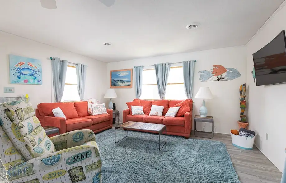 3min Walk to Beach! Hot tub, Yard & Near Shops