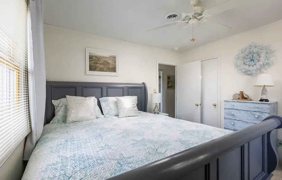 3min Walk to Beach! Hot tub, Yard & Near Shops